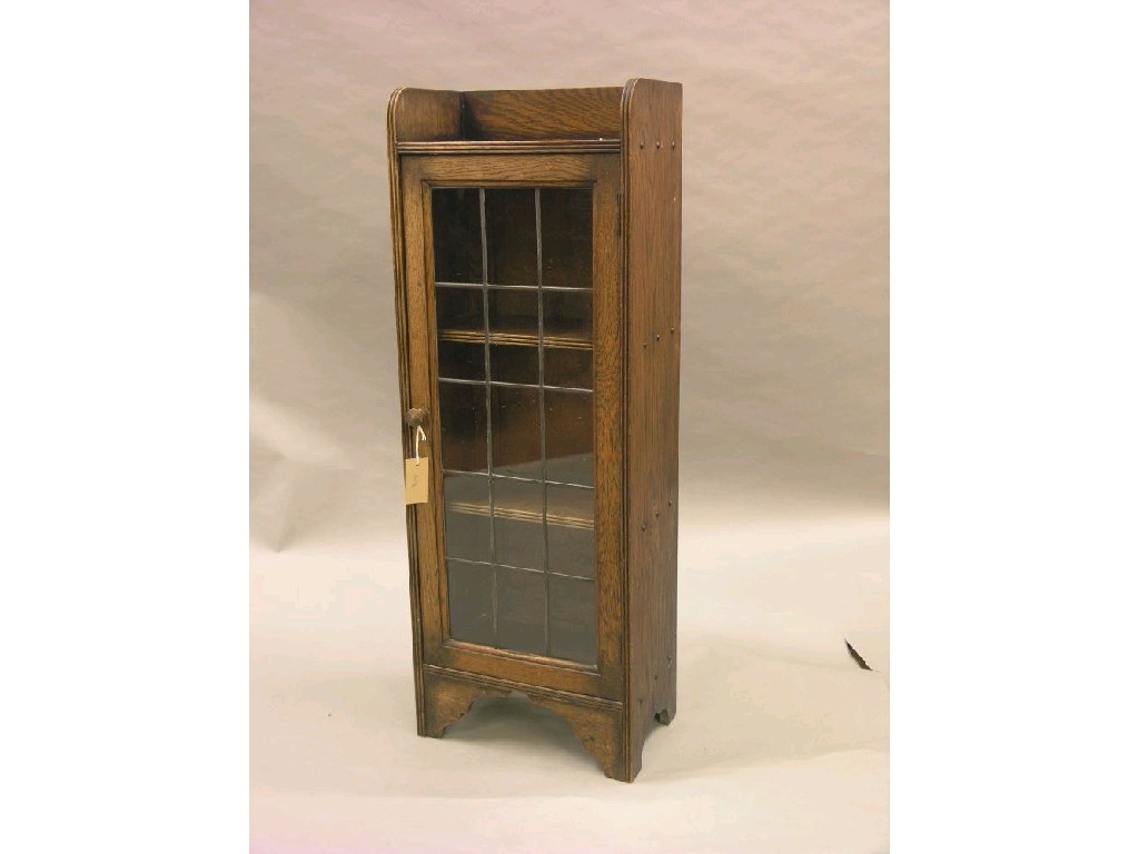 Appraisal: A small oak bookcase two fitted shelves enclosed by single