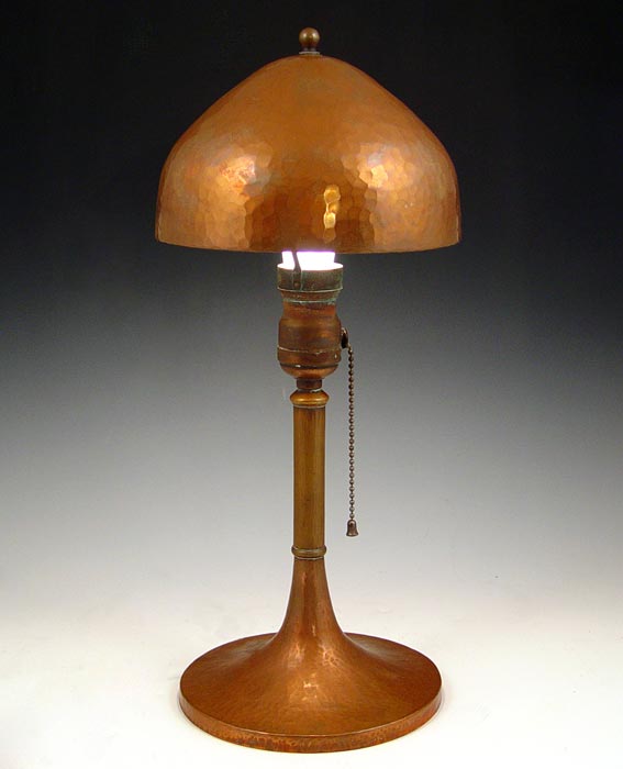 Appraisal: ROYCROFT HAMMERED COPPER TABLE LAMP Domed shade The base is