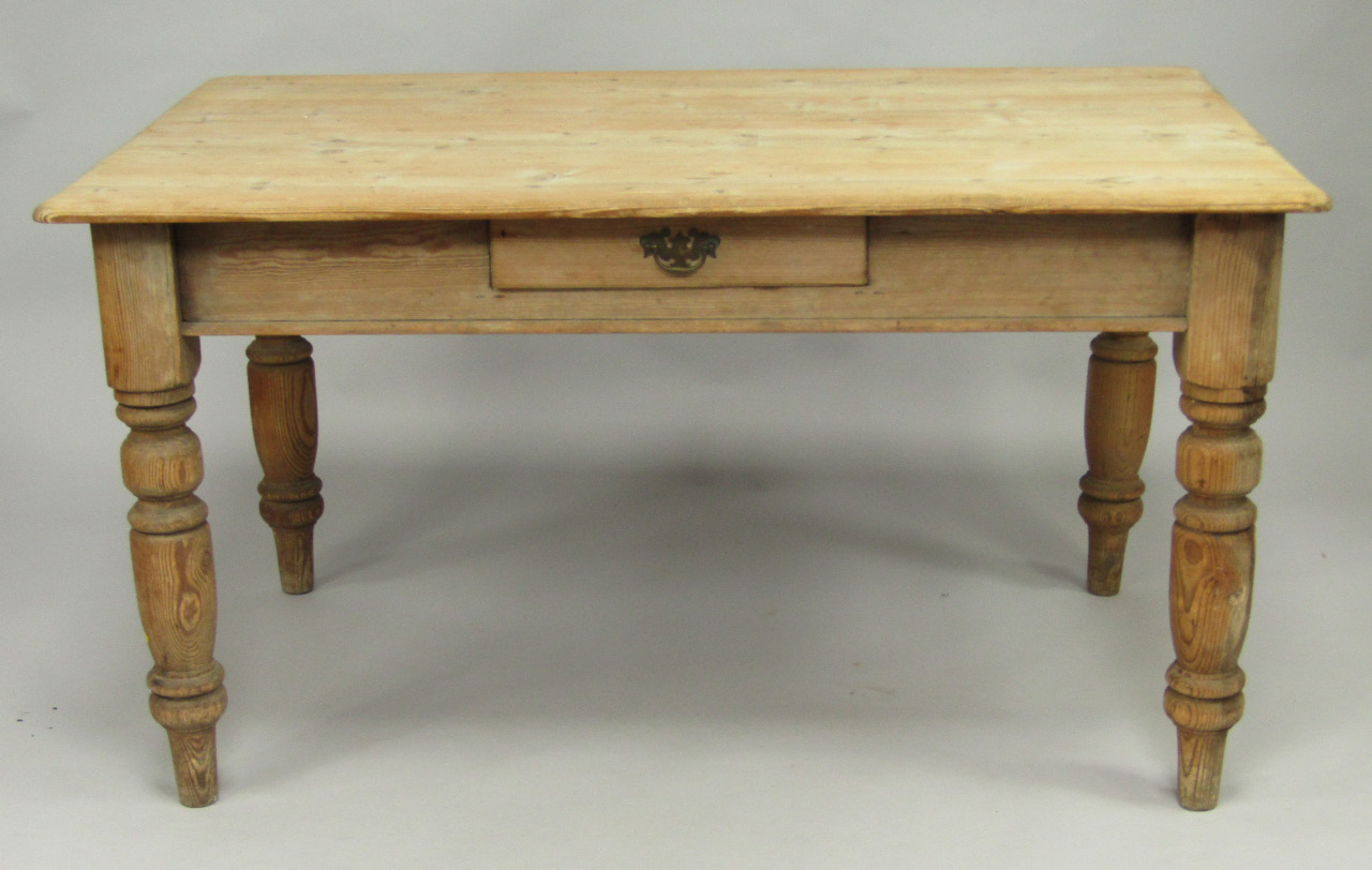 Appraisal: A pine kitchen table with single frieze drawer raised on