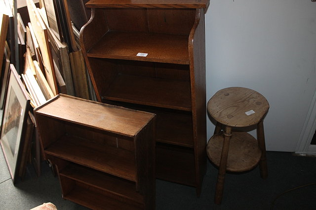 Appraisal: A TH CENTURY OAK OPEN BOOKCASE with shaped top and