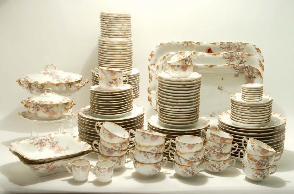 Appraisal: A Haviland Limoges porcelain dinner service pieces In the Schleiger