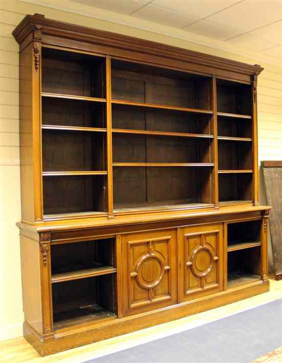 Appraisal: An Edwardian mahogany bookcase with three adjustable shelves over two