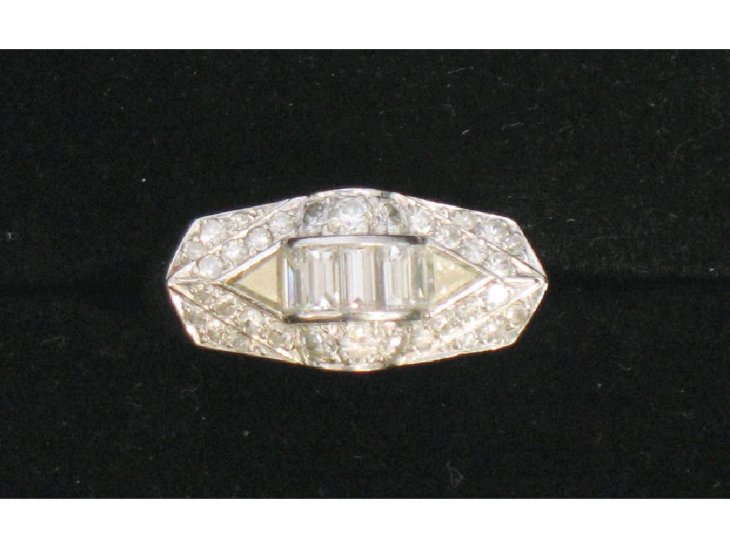 Appraisal: AN ART DECO DIAMOND DRESS RING the central geometric design