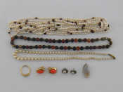 Appraisal: A mixed lot of costume jewellery including a rice pearl