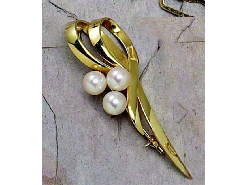 Appraisal: MIKIMOTO PEARL BROOCH k yellow gold ribbon design set with