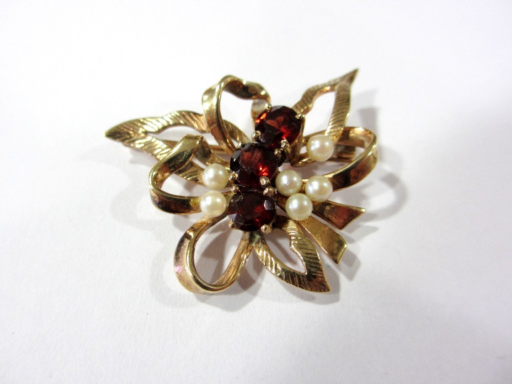 Appraisal: A 's floral spray brooch set with garnets and pearls