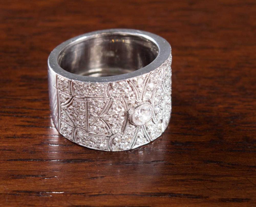 Appraisal: DIAMOND AND EIGHTEEN KARAT WHITE GOLD RING The wide k