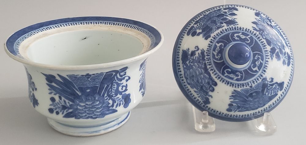 Appraisal: th Century Fitzhugh Blue and White Covered Sugar Bowl th