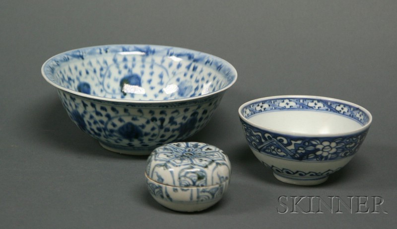 Appraisal: Three Pieces of Underglaze Blue Porcelain China Ming period -