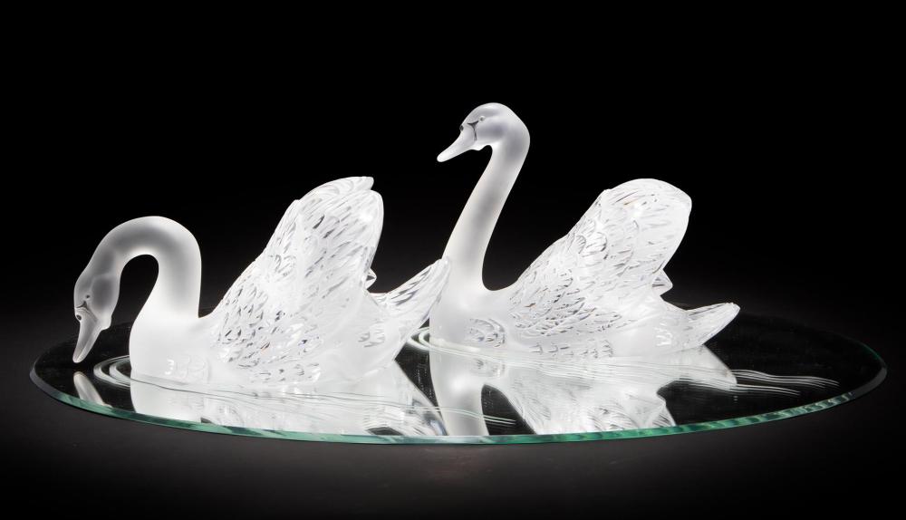 Appraisal: A pair of Lalique art glass swans Fourth-quarter th Century