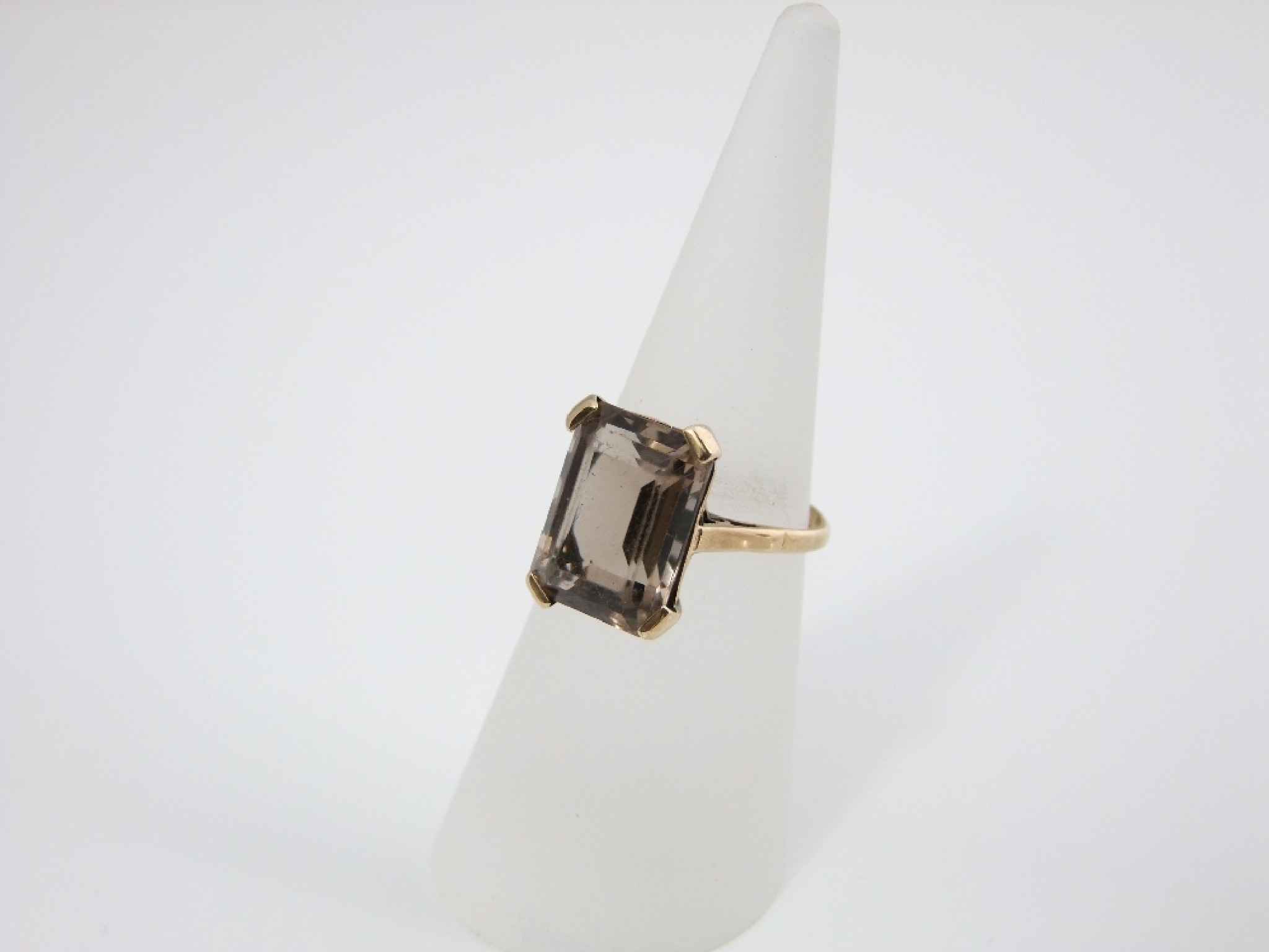 Appraisal: A ct gold baguette cut citrine ring size L