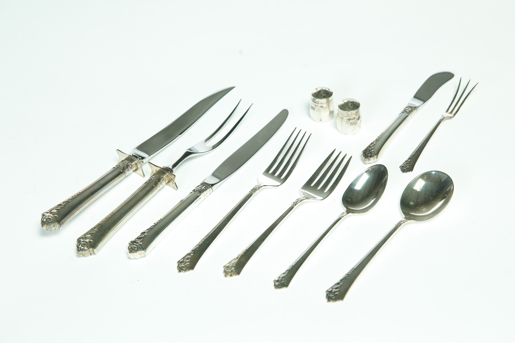 Appraisal: HEIRLOOM STERLING SET OF FLATWARE American rd quarter - th