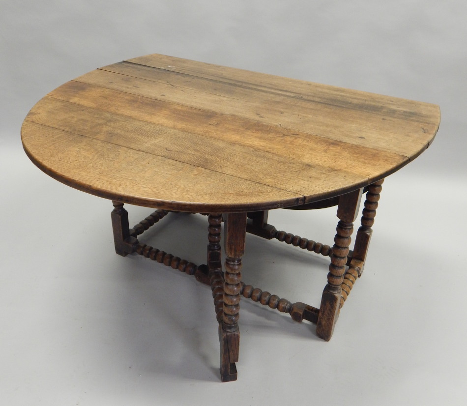 Appraisal: An thC oak oval gateleg table on bobbin turned supports