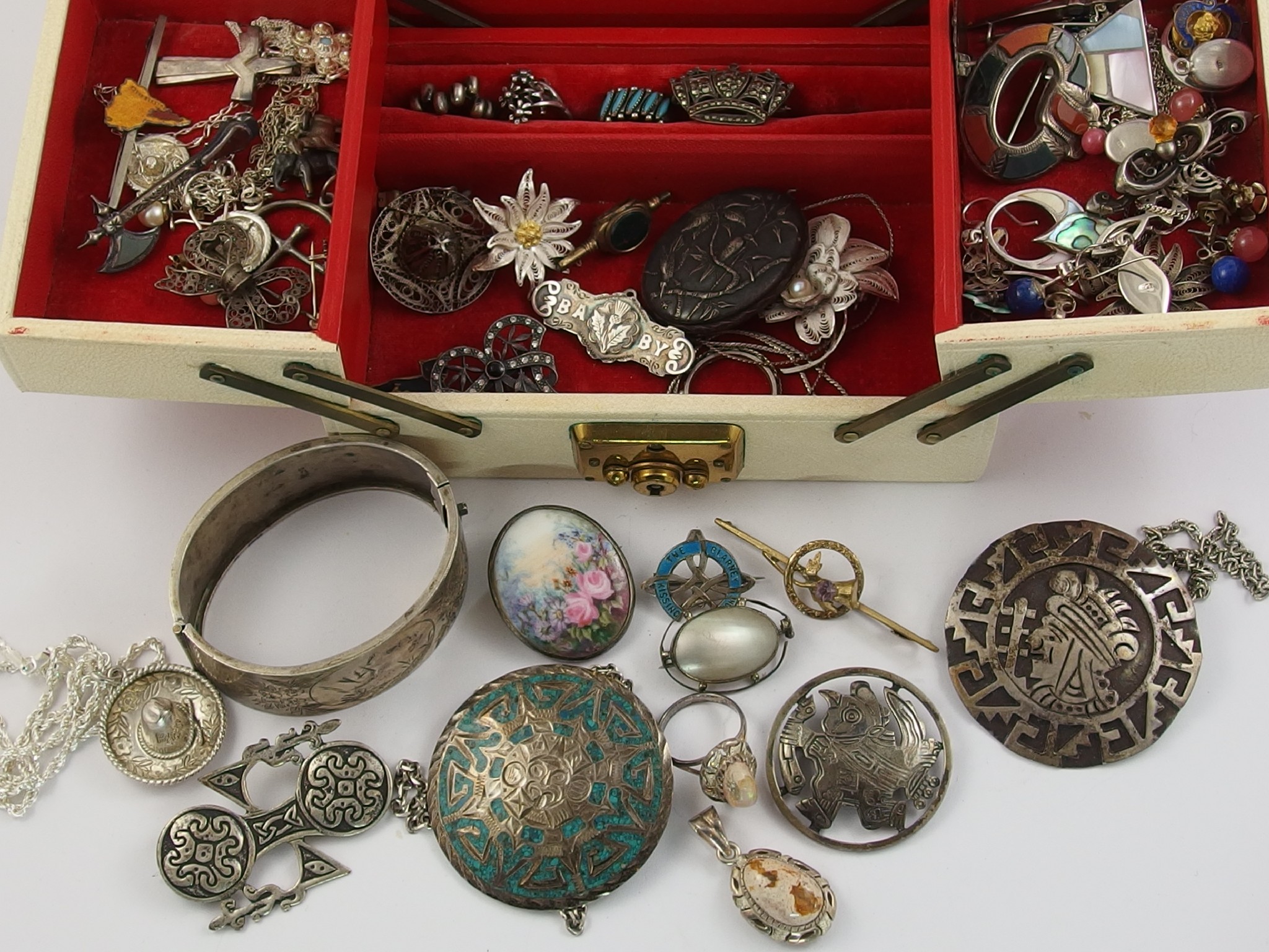 Appraisal: A jewellery box filled with silver and costume jewellery to