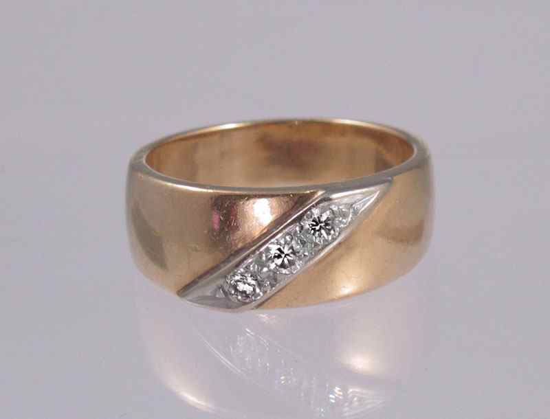 Appraisal: K GOLD MAN'S STONE DIAMOND WEDDING BAND K yellow gold