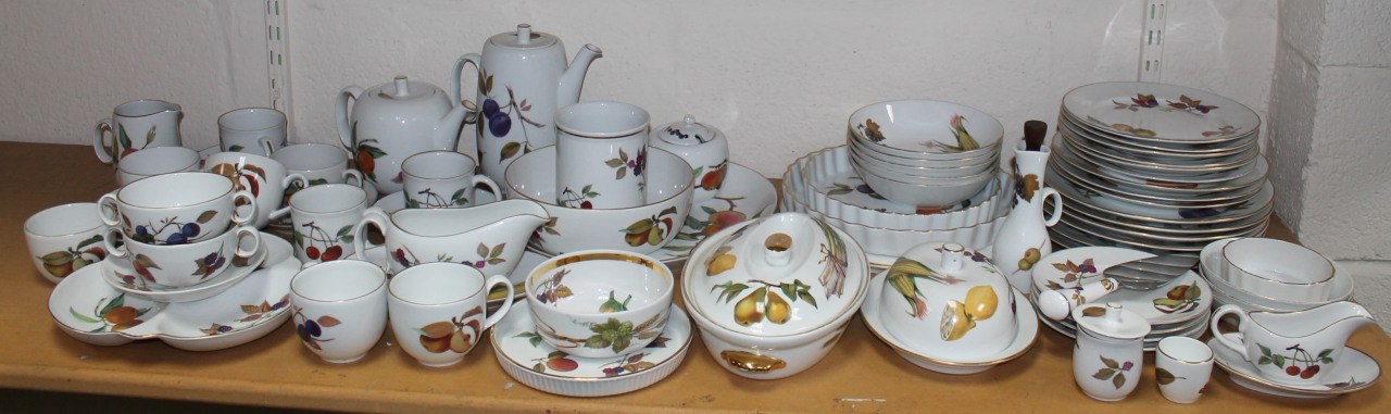 Appraisal: A thC Royal Worcester Evesham pattern comprehensive part service to