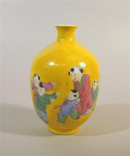 Appraisal: Chinese famille rose porcelain vase hallmark to base th century