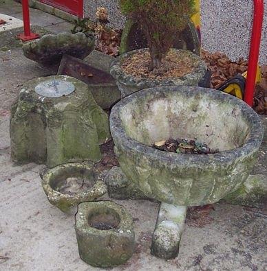 Appraisal: A circular stone trough of Classical design on four supports