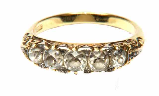 Appraisal: AN CT GOLD RING with graduated five stone diamond setting