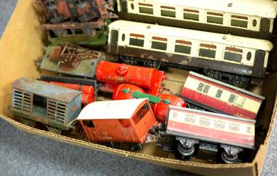 Appraisal: A quantity of Hornby -gauge rolling stock trucks and carriages