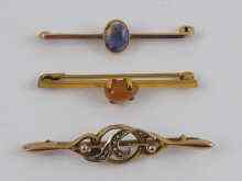 Appraisal: A mixed lot comprising a gem set bar brooch in