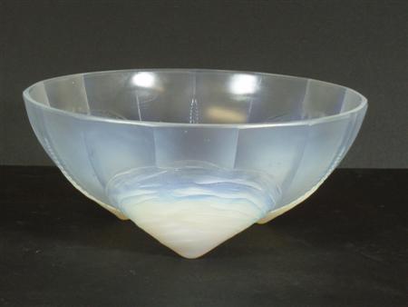 Appraisal: A Sabino opalescent glass bowl of circular form on three