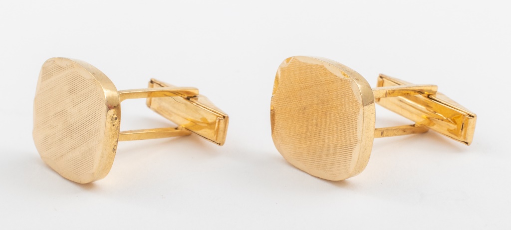 Appraisal: VINTAGE K GOLD CUFFLINKS W ENGRAVED FINISH S Vintage C