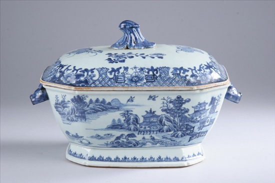 Appraisal: CHINESE EXPORT BLUE AND WHITE PORCELAIN SOUP TUREEN AND COVER