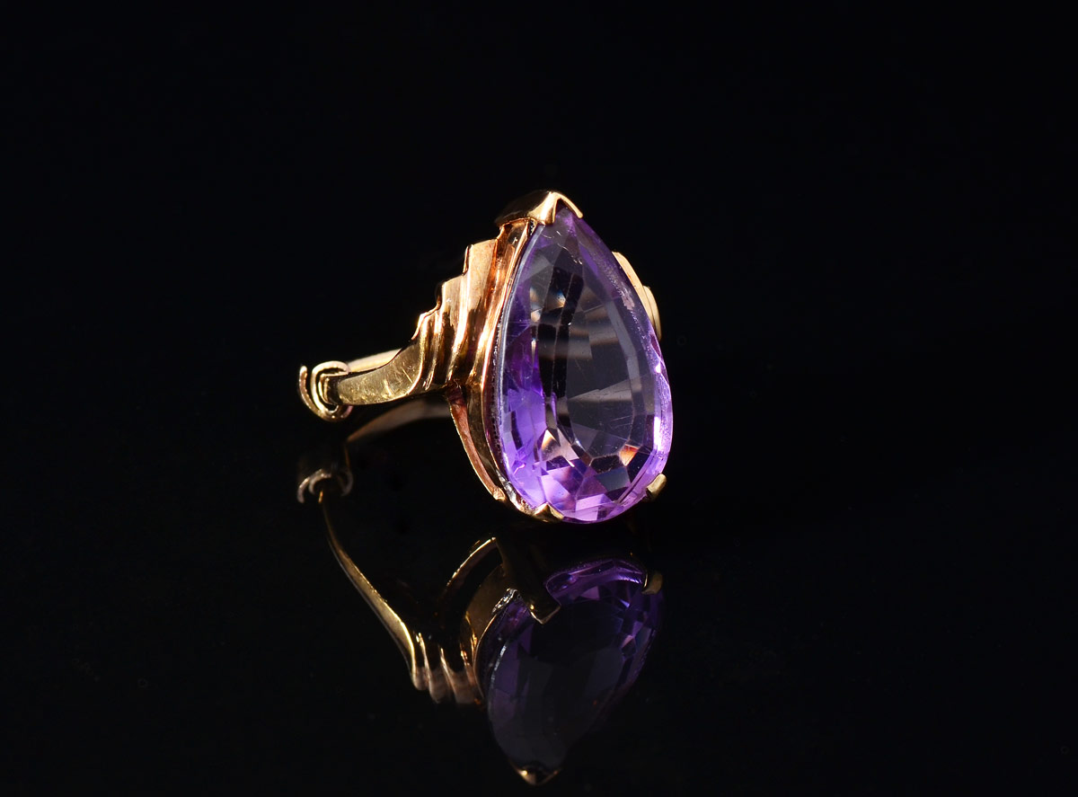 Appraisal: AMETHYST RING K yellow gold ring with a Ct pear