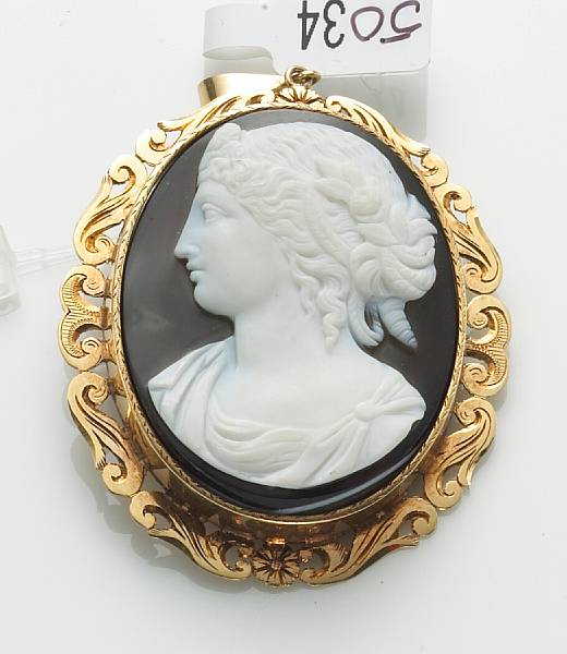 Appraisal: An agate and k gold cameo pendant