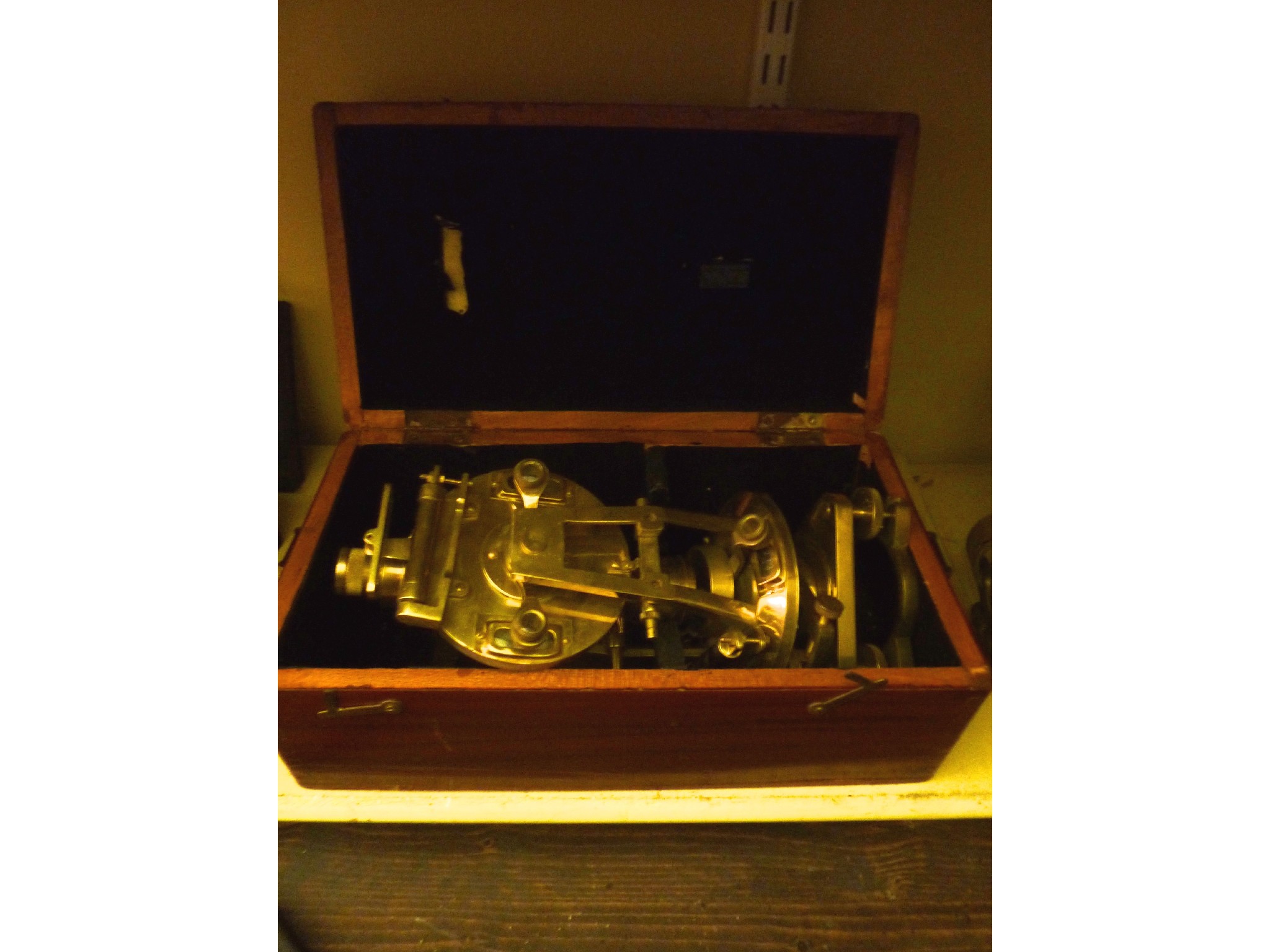 Appraisal: A good quality brass surveying level set within a felt