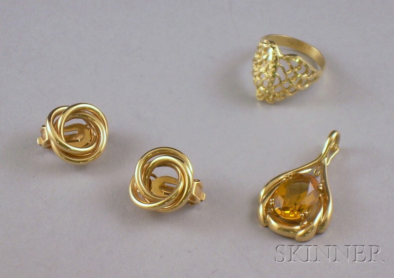 Appraisal: Three kt Gold Jewelry Items a pair of knot-form earclips