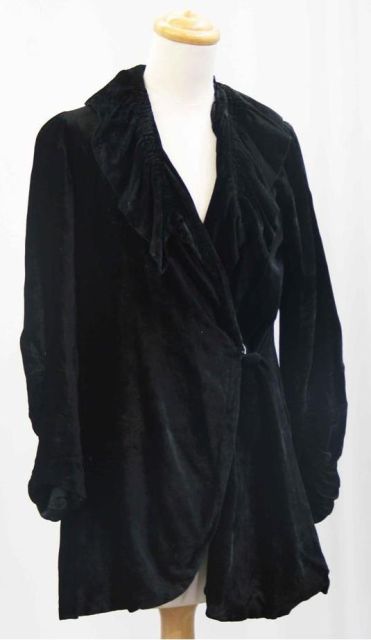 Appraisal: Evening jacket in black velvet with single button between the