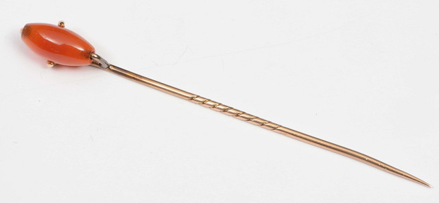 Appraisal: AN OLD YELLOW METAL TIE PIN mounted with a hardstone