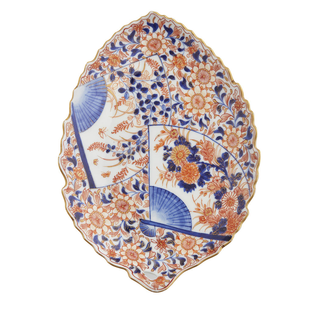 Appraisal: LEAF-SHAPED IMARI DISH MEIJI PERIOD the interior painted in the