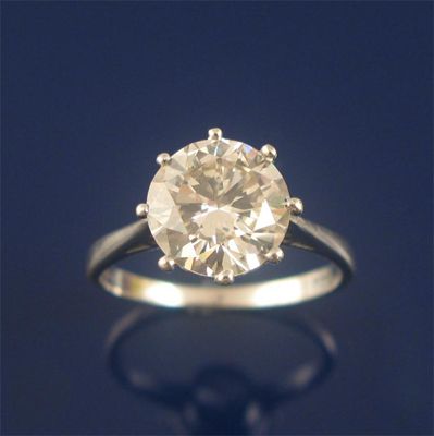 Appraisal: A diamond solitaire ring the brilliant cut diamonds weighs approx