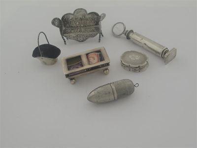 Appraisal: Miscellaneous small items a Victorian vinaigrette with engine turning by