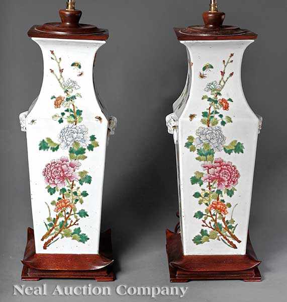 Appraisal: A Pair of Chinese Famille Rose Porcelain Vases Qing Dynasty