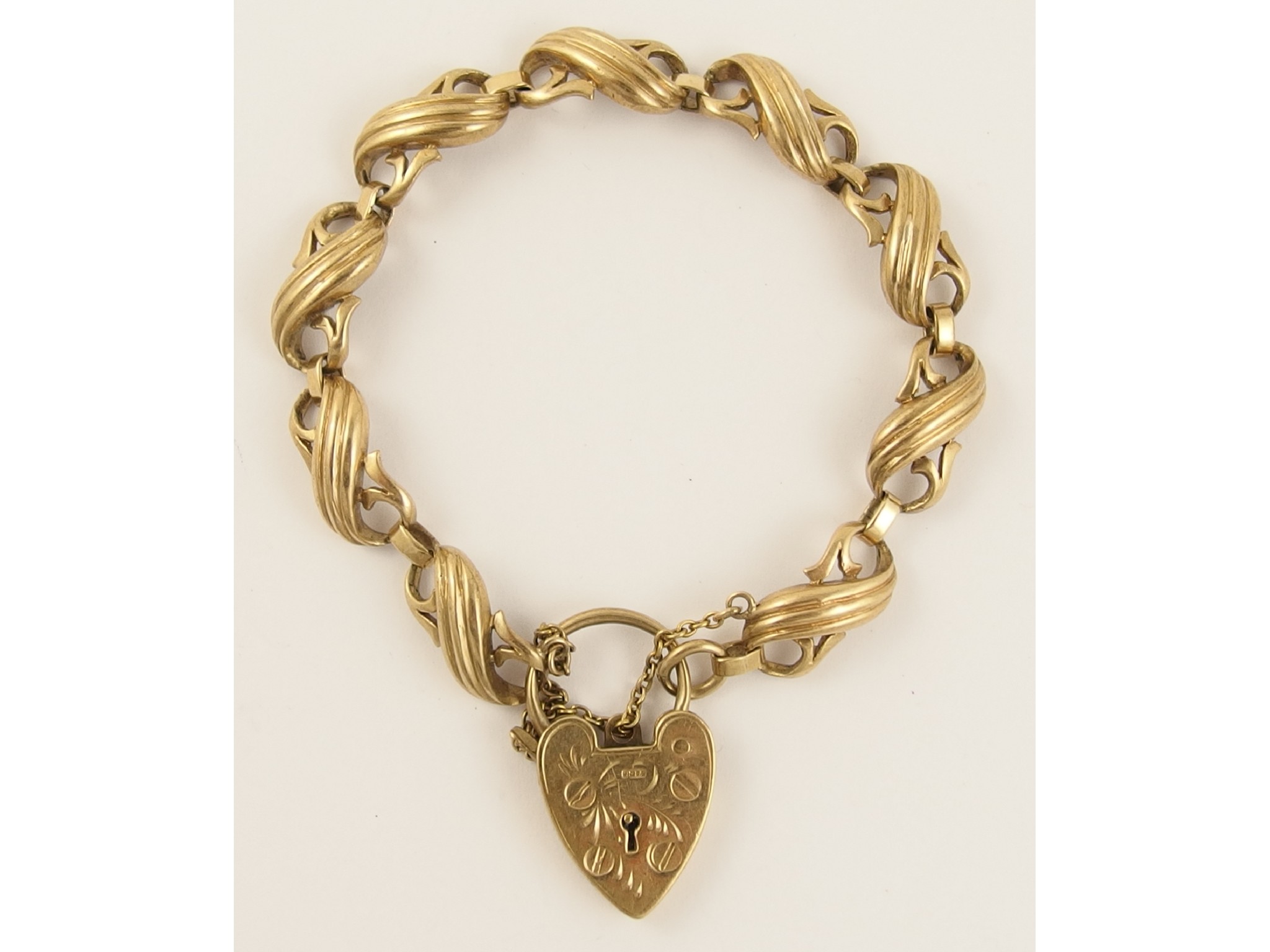 Appraisal: A ct decorative floral link bracelet with heart clasp by