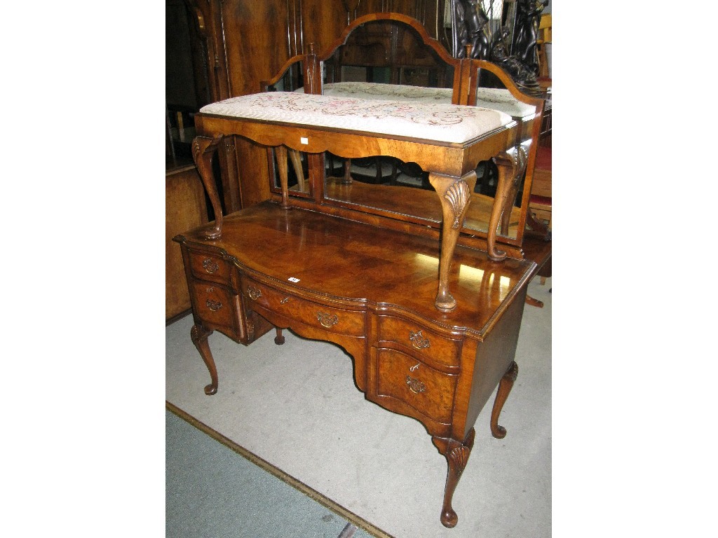 Appraisal: Good quality walnut veneered bedroom suite comprising three section wardrobe