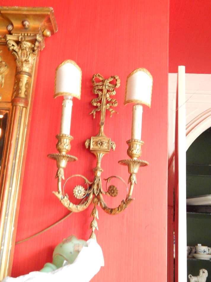 Appraisal: A pair of wall lights with acanthus boss and pineapple