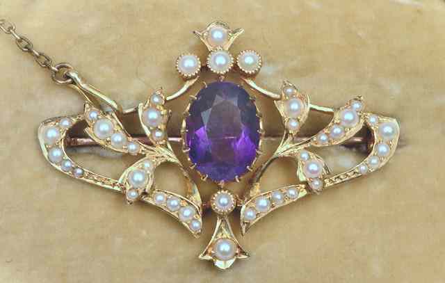 Appraisal: AN EDWARDIAN ART NOUVEAU AMETHYST AND PEARL BROOCH central claw