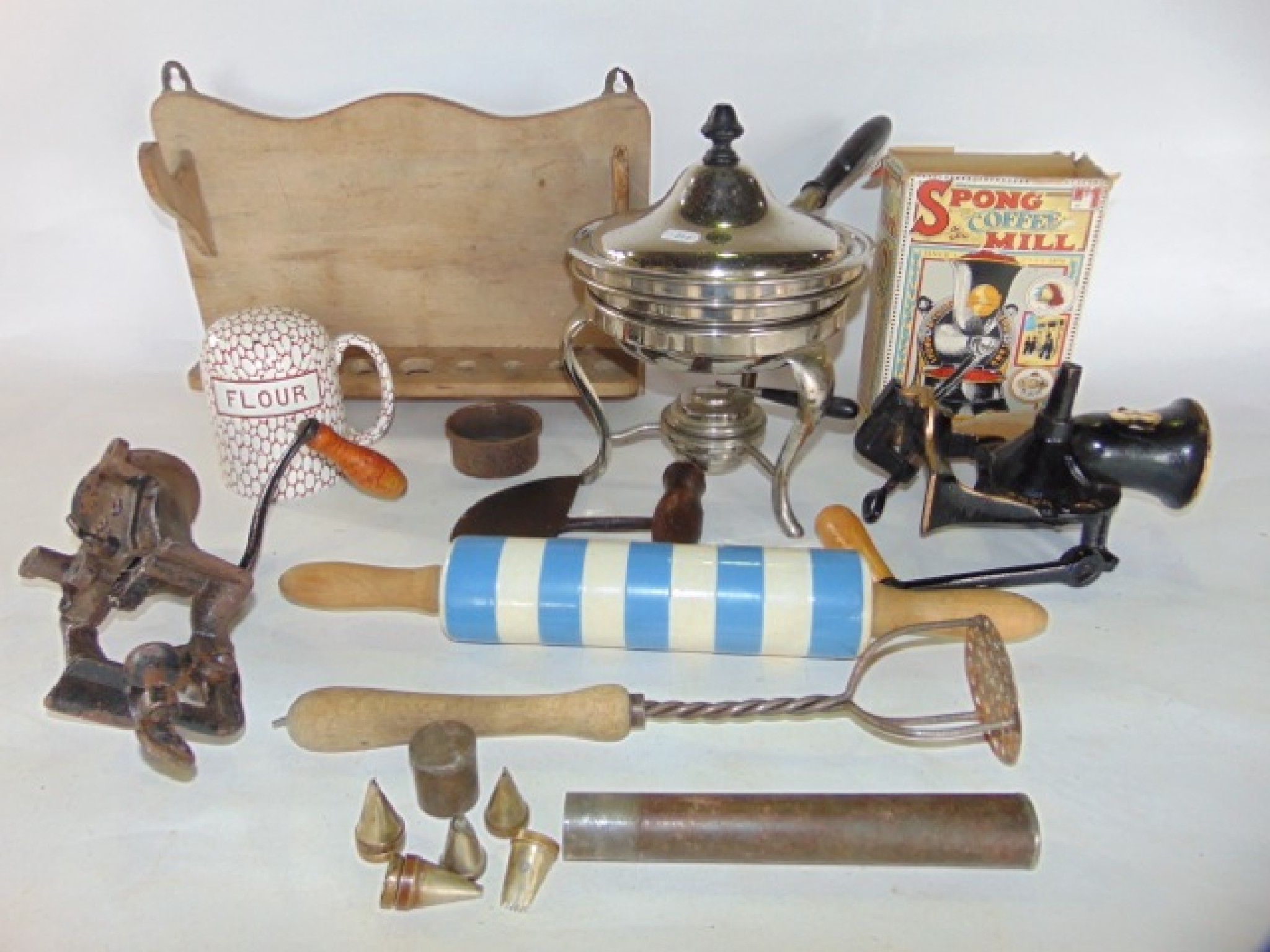 Appraisal: An assortment of th century kitchenalia to include a T