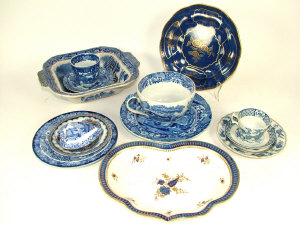 Appraisal: Selection of blue and white china to include a willow