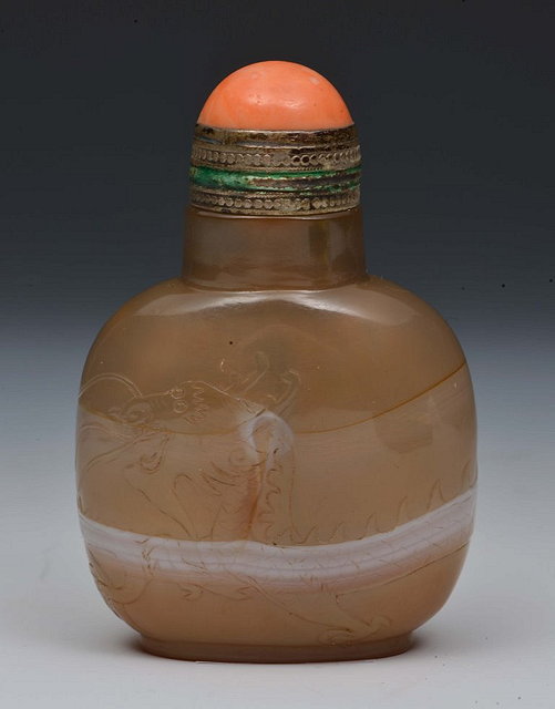 Appraisal: A CHINESE PALE AND GREY AGATE OVIFORM SNUFF BOTTLE carved