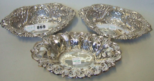 Appraisal: A pair of silver boat shaped bon bon dishes with