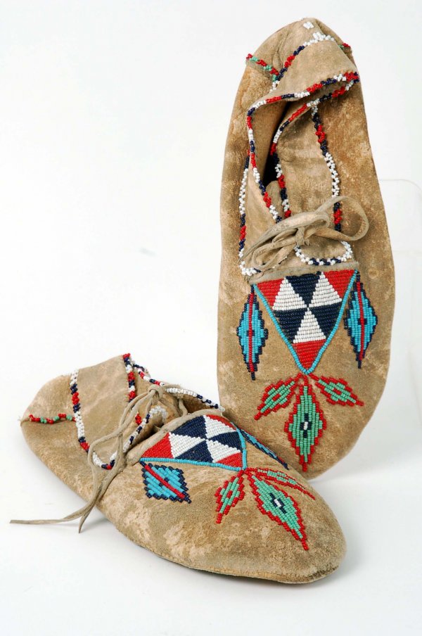 Appraisal: A pair of Native American moccasins Tops and fronts with