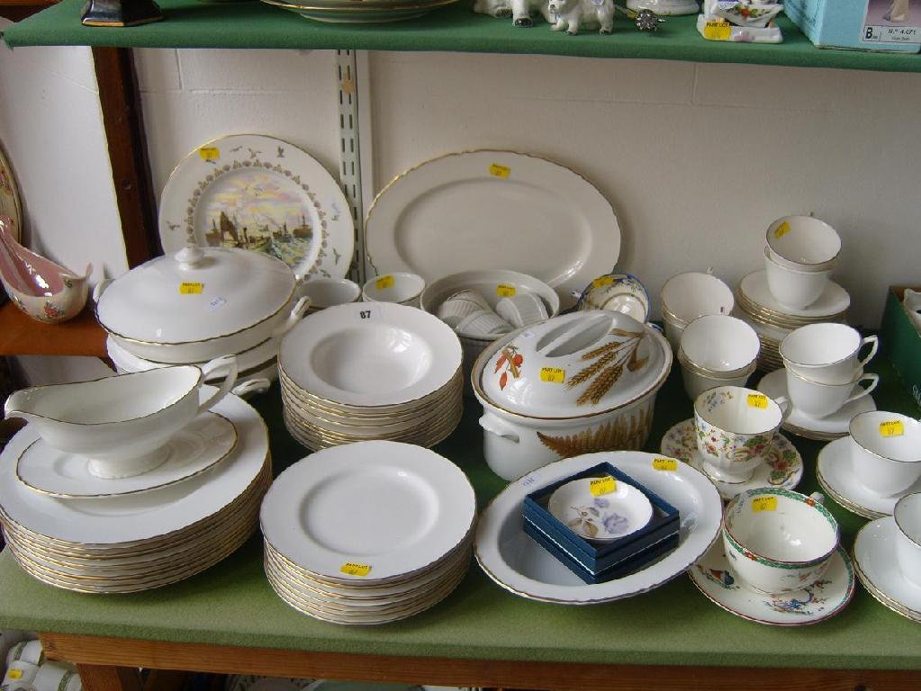 Appraisal: A quantity of Doulton Strathmore dinner ware comprising dinner plates