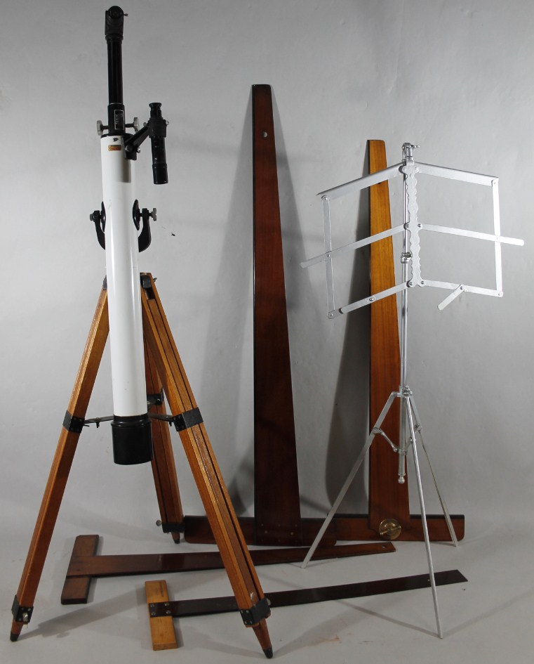 Appraisal: A modern Janik Youngs telescope on tripod stand cm high