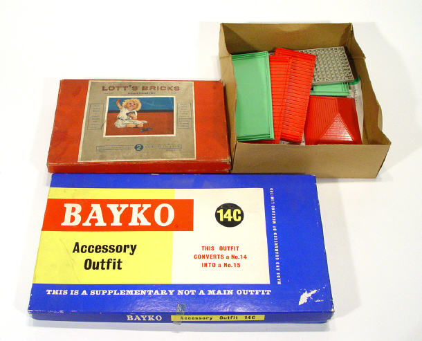 Appraisal: Boxed Bayco C outfit an unboxed Bayco house and a